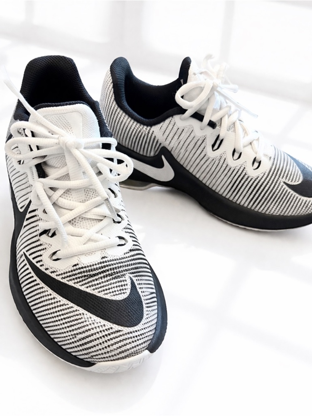 Nike Kids Black and White Knit Sneakers Youth size 4 - EUC